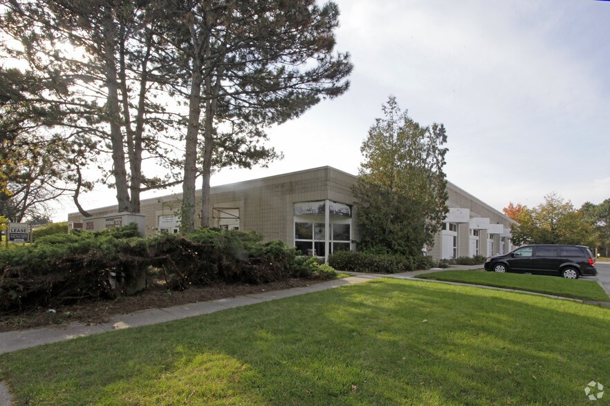 2505 Dunwin Dr, Mississauga, ON à louer - Photo de l’immeuble – Image 3 sur 13