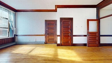 42 W Main St, Riverhead, NY à louer Photo intérieure– Image 2 sur 7