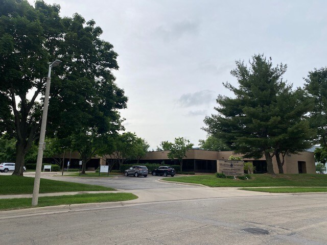 1696 Greenview Dr SW, Rochester, MN à vendre Photo de l’immeuble– Image 1 sur 35