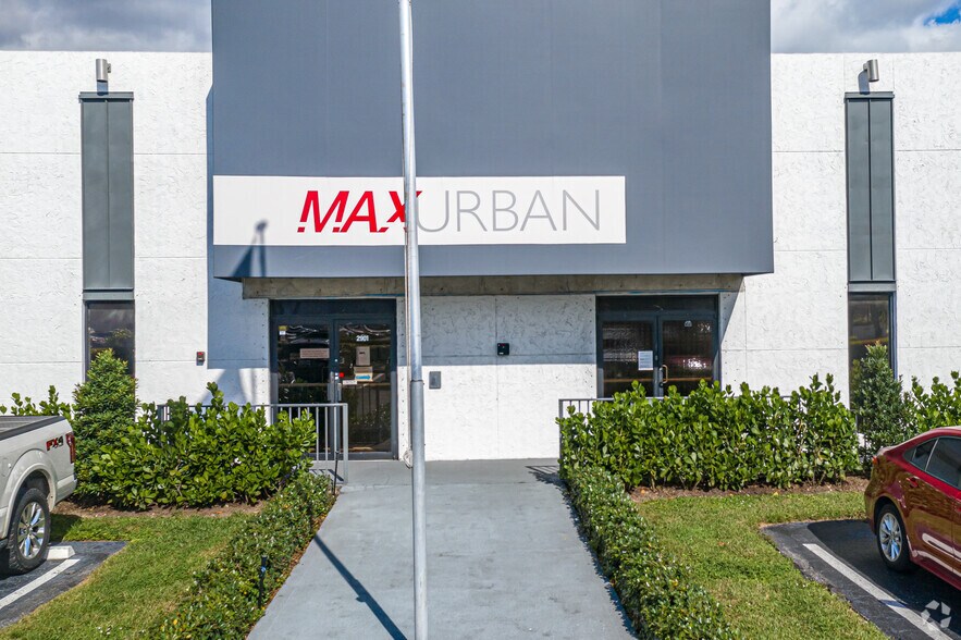 2901 Gateway Dr, Pompano Beach, FL à louer - Photo de l’immeuble – Image 3 sur 7