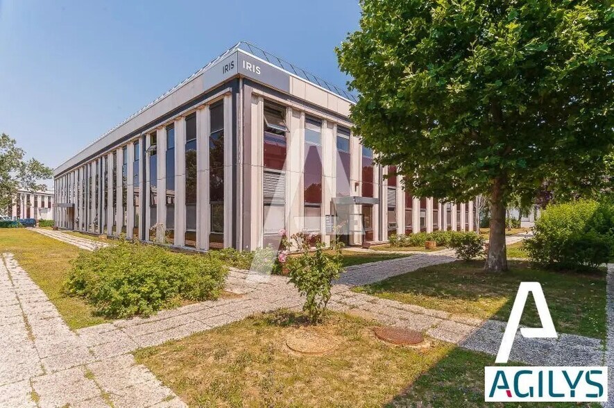 Local d’activités dans à louer - Photo de l’immeuble – Image 2 sur 7