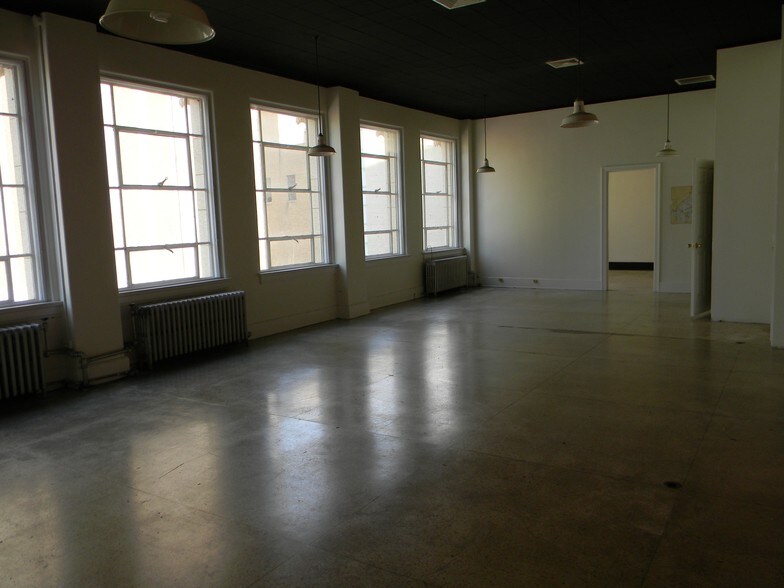 819 Lee St, Charleston, WV à louer - Photo intérieure – Image 3 sur 3