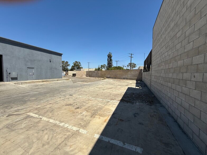 2111 S Anne St, Santa Ana, CA à louer - Photo de l’immeuble – Image 2 sur 13