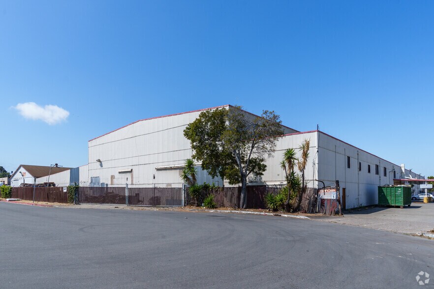 1730 Sabre St, Hayward, CA à louer - Photo de l’immeuble – Image 2 sur 28