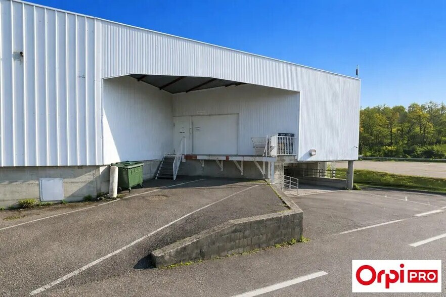 Local commercial dans Ruy-Montceau à louer - Photo de l’immeuble – Image 2 sur 6