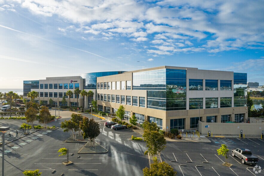 7000 Shoreline Ct, South San Francisco, CA à louer - Photo de l’immeuble – Image 2 sur 15