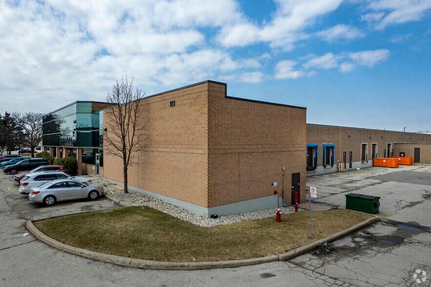 151 Superior Blvd, Mississauga, ON à louer - Photo de l’immeuble – Image 2 sur 7