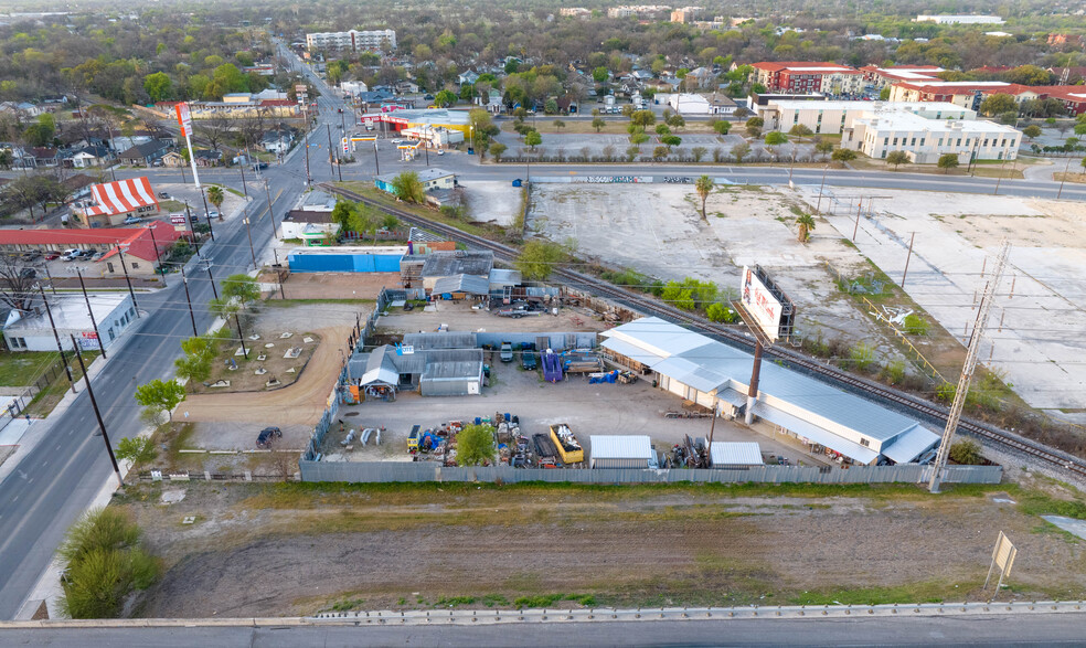 Roosevelt Shopping Center portefeuille de 5 biens à vendre sur LoopNet.fr - Photo de l’immeuble – Image 1 sur 20