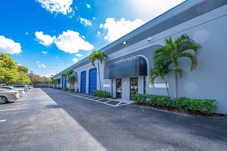 3685-3699 NW 15th St, Lauderhill, FL à louer - Photo de l’immeuble – Image 3 sur 9