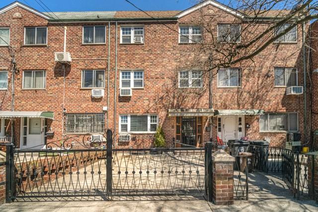 2367 Boynton Pl, Brooklyn, NY à vendre - Photo de l’immeuble – Image 2 sur 35