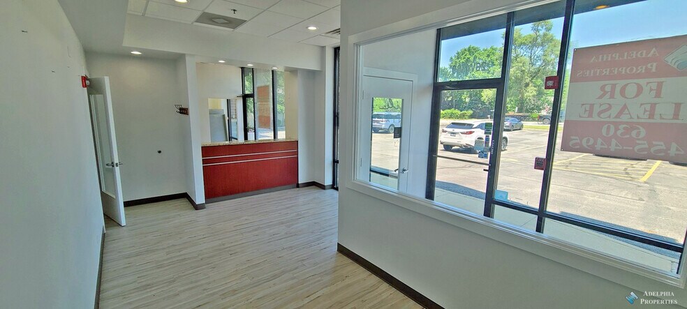 26W285 Geneva Rd, Wheaton, IL à louer - Photo de l’immeuble – Image 3 sur 17