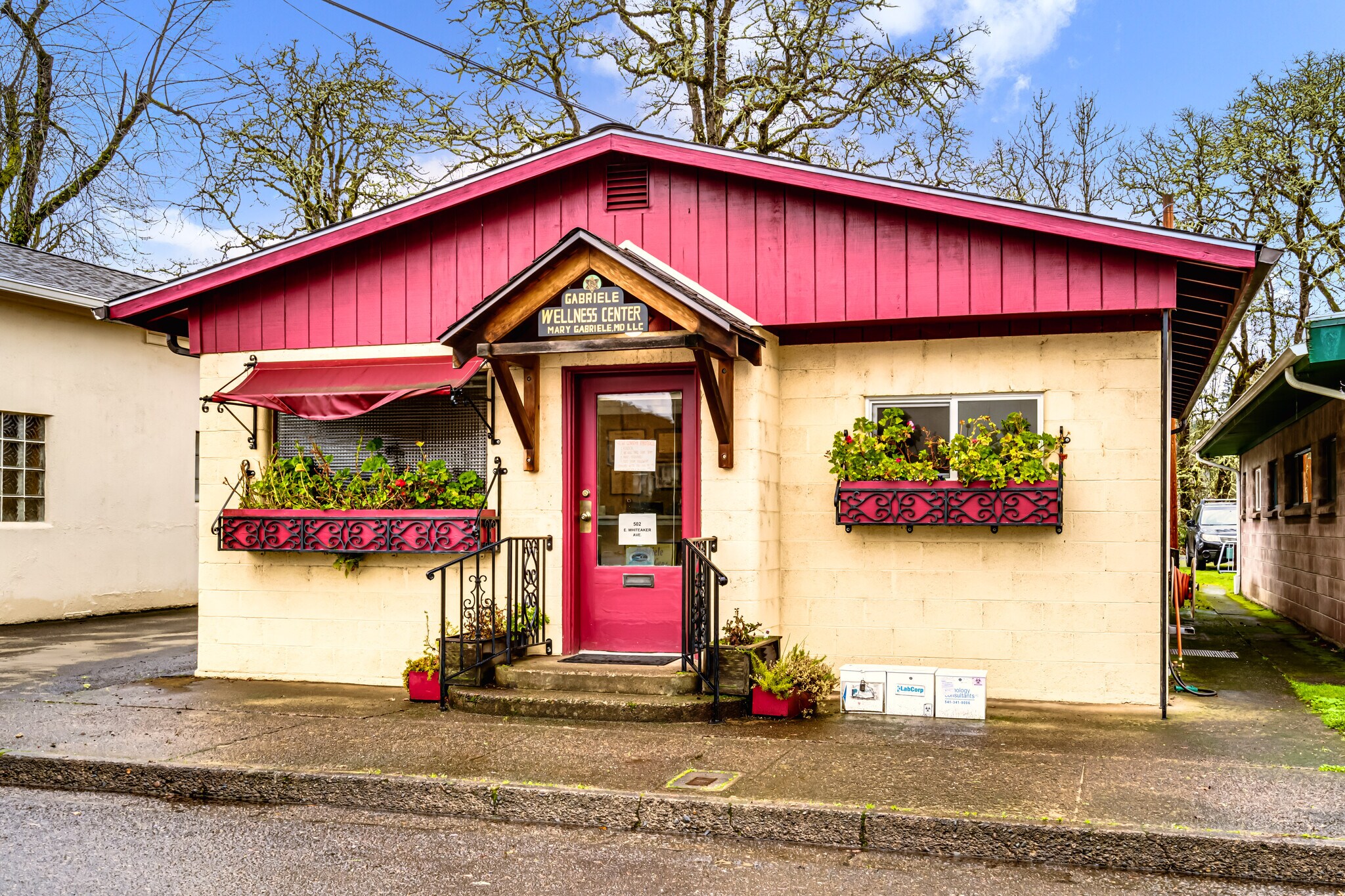 502 E Whiteaker Ave, Cottage Grove, OR à vendre Photo principale– Image 1 sur 13