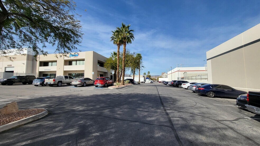 3326 Ponderosa Way, Las Vegas, NV à louer - Photo de l’immeuble – Image 2 sur 35