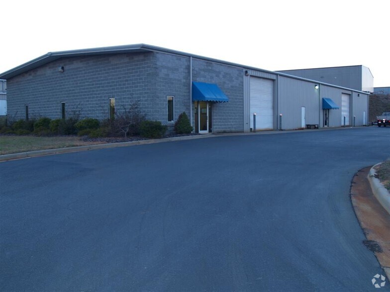 117 Infield Ct, Mooresville, NC à louer - Photo de l’immeuble – Image 1 sur 1