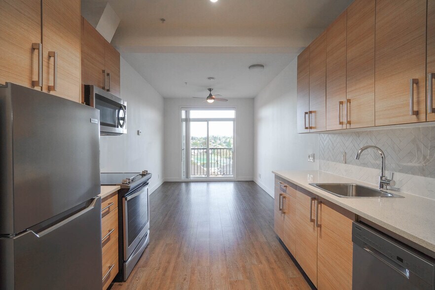 3185 Tillicum Rd, Victoria, BC à vendre - Photo de l’immeuble – Image 2 sur 27