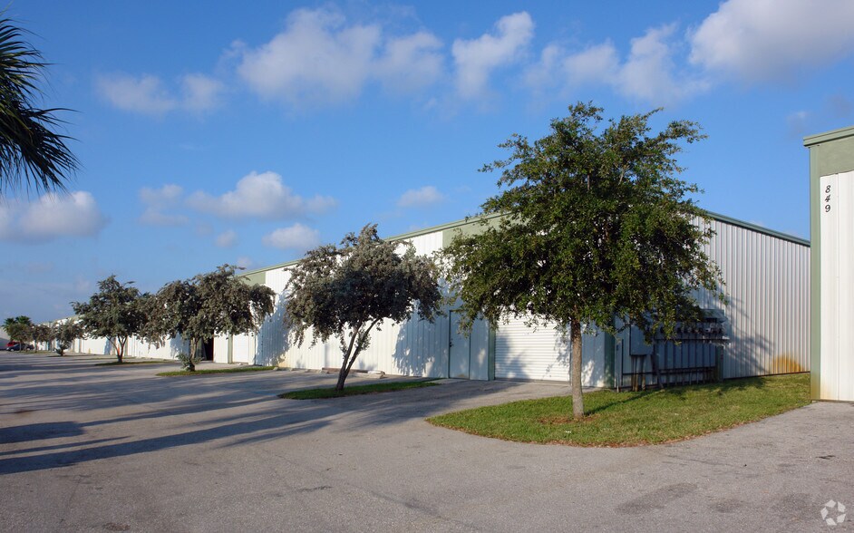 825 15th St, Lake Park, FL à louer - Photo de l’immeuble – Image 3 sur 32