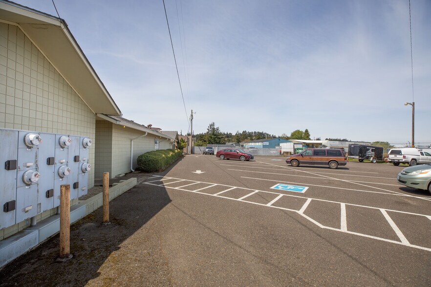 1860 Virginia Ave, North Bend, OR à louer - Photo de l’immeuble – Image 2 sur 16