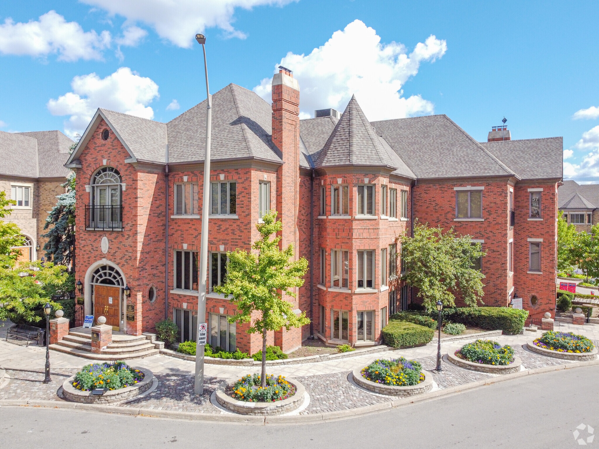 4284 Village Centre Crt, Mississauga, ON à louer Photo principale– Image 1 sur 4