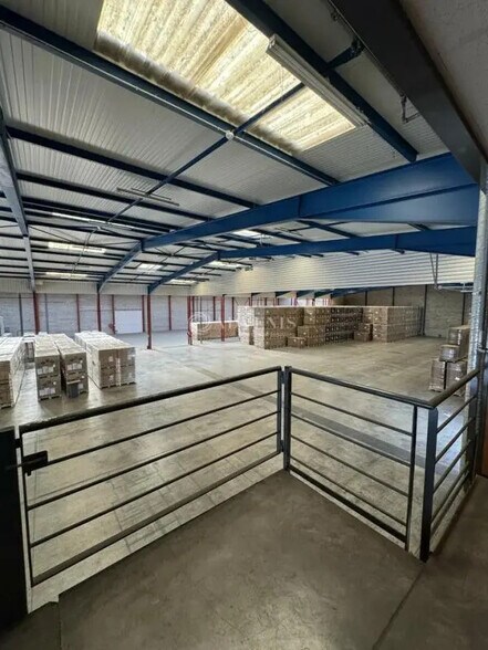 Industriel/Logistique dans  à louer - Photo de l’immeuble – Image 3 sur 12