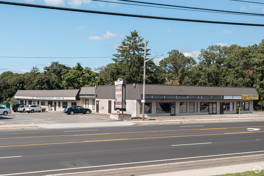 646 Medford Ave (Rt 112), NY portefeuille de 2 biens à vendre sur LoopNet.fr - Photo de l’immeuble – Image 3 sur 21