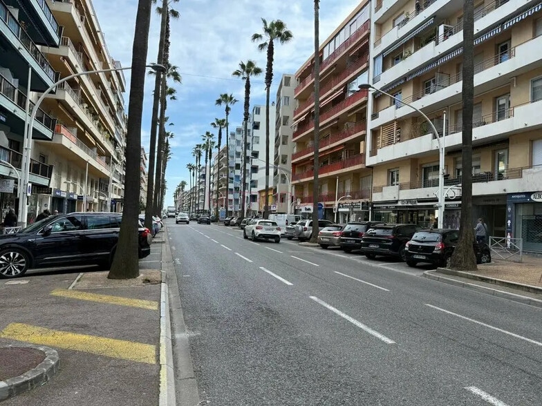 Local commercial dans Cagnes-sur-Mer à louer - Photo de l’immeuble – Image 2 sur 10