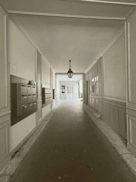 Local d'activités dans Versailles à vendre - Photo de l’immeuble – Image 3 sur 10