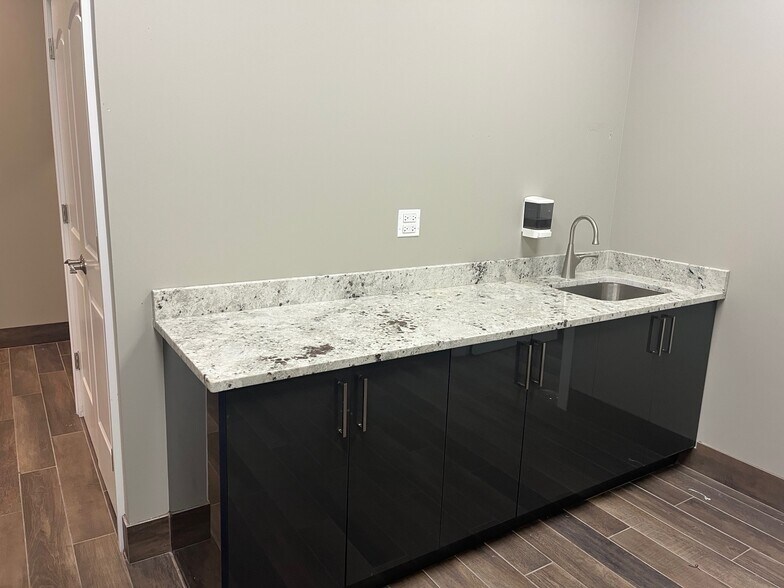 474 Lake St, Roselle, IL à louer - Photo de l’immeuble – Image 3 sur 8
