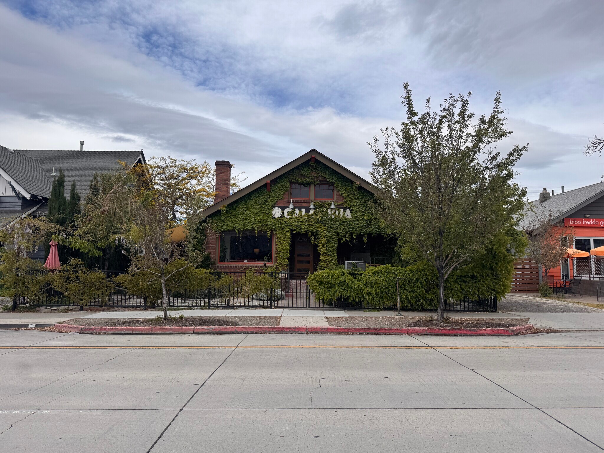 725 S Center St, Reno, NV à louer Photo de l’immeuble– Image 1 sur 25
