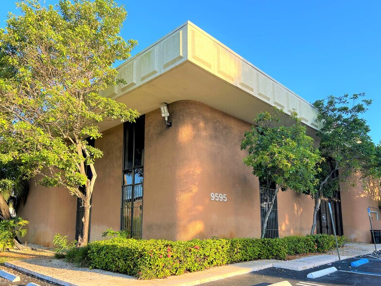 9555 N Kendall Dr, Miami, FL à louer - Photo de l’immeuble – Image 3 sur 6