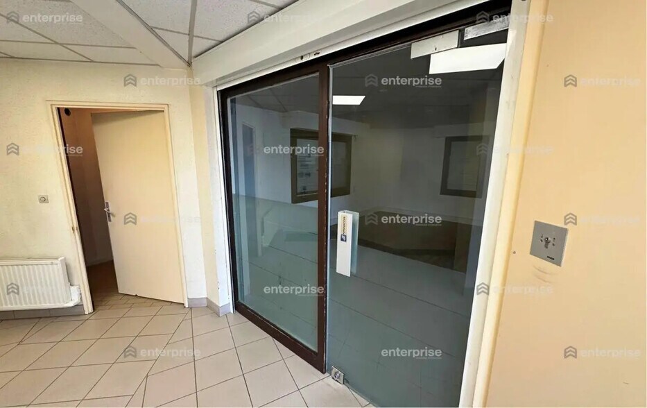 Local commercial dans Clermont à louer - Photo de l’immeuble – Image 2 sur 5