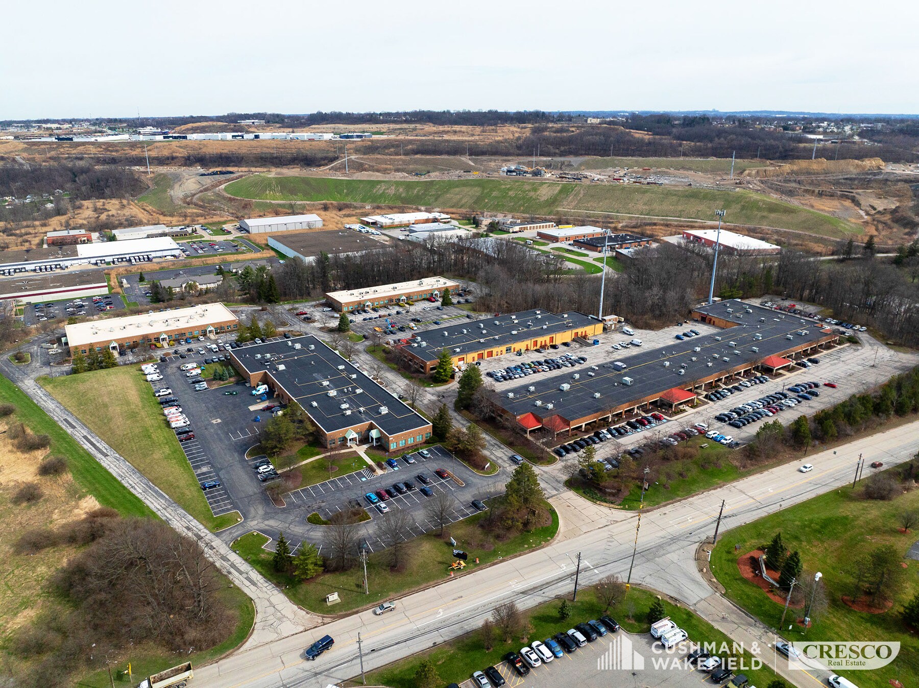 9775 Rockside Rd, Valley View, OH à louer Photo de l’immeuble– Image 1 sur 9