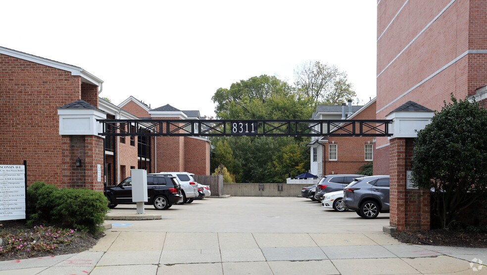 8311 Wisconsin Ave, Bethesda, MD à louer - Photo de l’immeuble – Image 3 sur 5