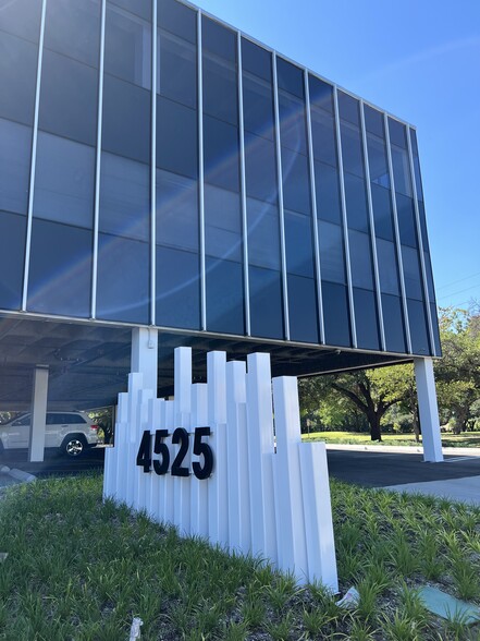 4525 Lemmon Ave, Dallas, TX à louer - Photo de l’immeuble – Image 2 sur 8