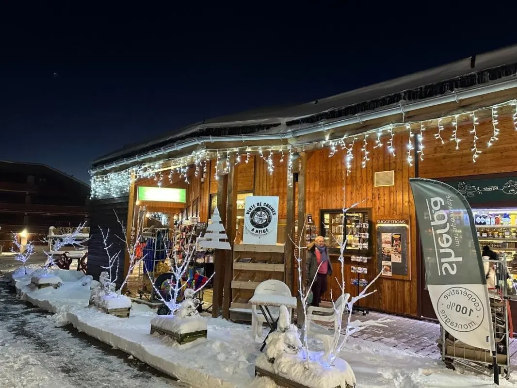 Local commercial dans Manigod à vendre Photo de l’immeuble– Image 1 sur 2