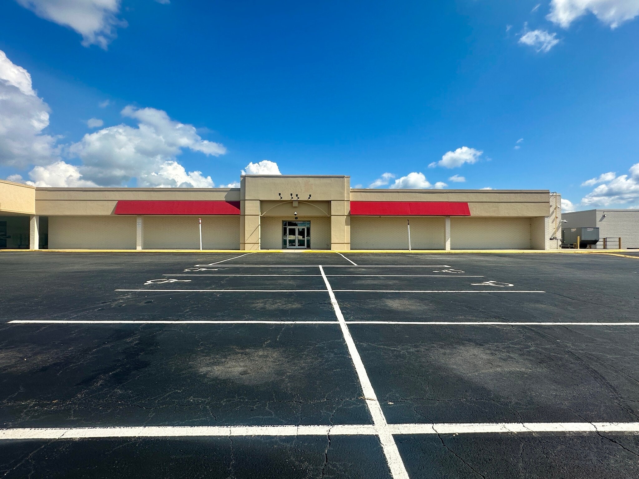 309 Huffman Mill Rd, Burlington, NC à louer Photo principale– Image 1 sur 36