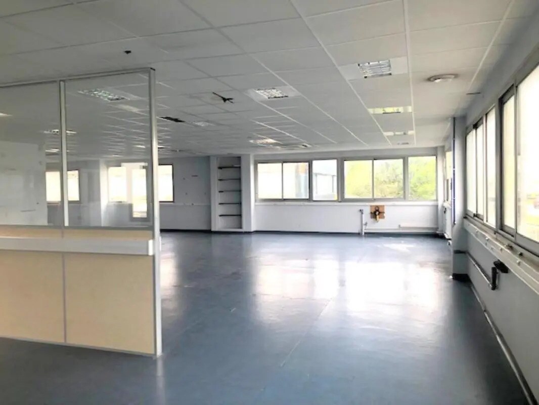 Bureau dans Les Clayes-sous-Bois à louer Photo de l’immeuble– Image 1 sur 11