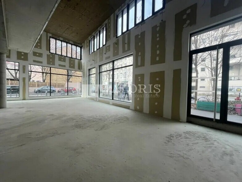 Local d’activités dans Villeurbanne à louer - Photo de l’immeuble – Image 2 sur 7