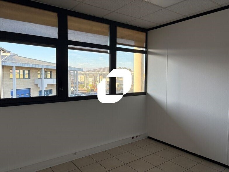 Bureau dans Bron à louer - Photo de l’immeuble – Image 3 sur 5