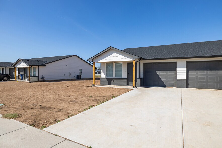 185 Indian Lakes Dr, Clearwater, KS à vendre - Photo de l’immeuble – Image 2 sur 20