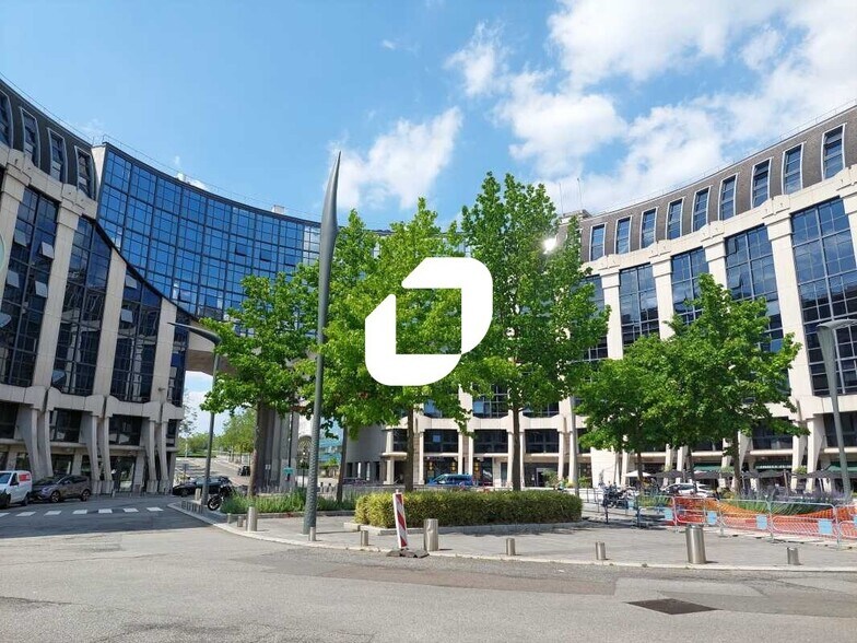 14 Bis Place Georges Pompidou, Montigny-le-Bretonneux à louer - Photo de l’immeuble – Image 1 sur 18