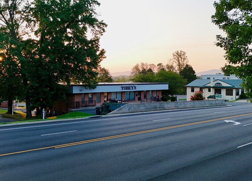 612 Rio Rd W, Charlottesville, VA à louer - Photo principale – Image 1 sur 8