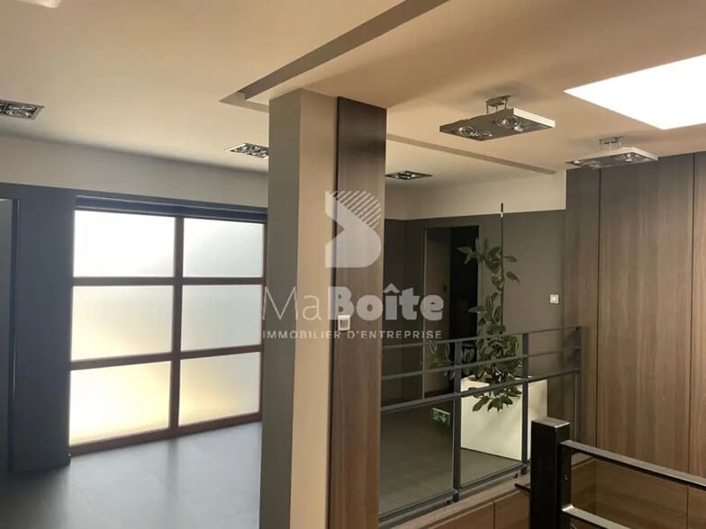 Local d'activités dans Le Chambon-Feugerolles à vendre - Photo de l’immeuble – Image 2 sur 15