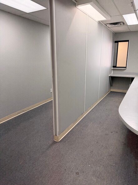 872 E Sahara Ave, Las Vegas, NV à louer - Photo de l’immeuble – Image 3 sur 33
