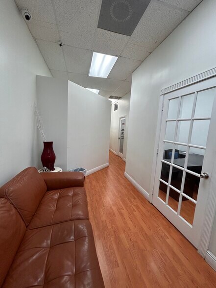 19300 W Dixie Hwy, Miami, FL à louer - Hall d’entrée – Image 2 sur 13