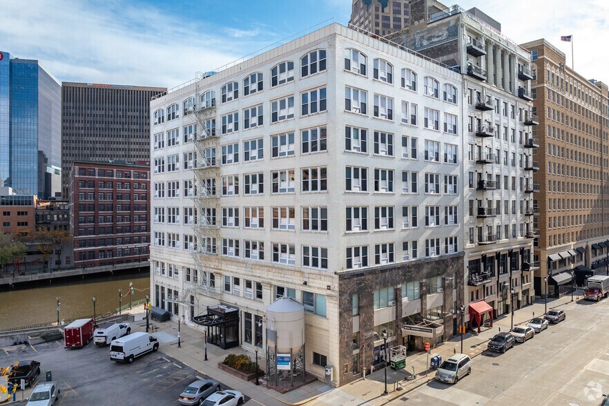 740 N Plankinton Ave, Milwaukee, WI à louer - Photo de l’immeuble – Image 1 sur 15