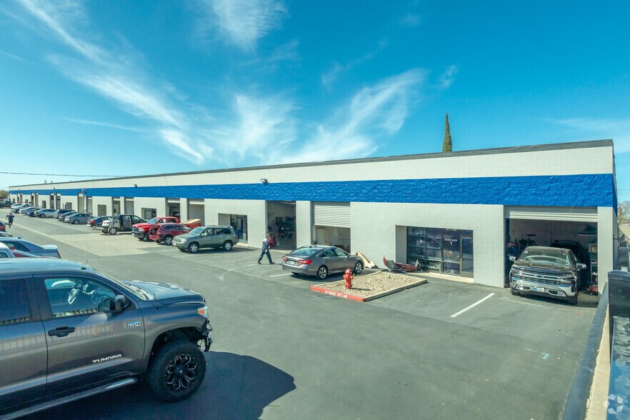 9701 Dino Dr, Elk Grove, CA à louer - Photo de l’immeuble – Image 2 sur 7
