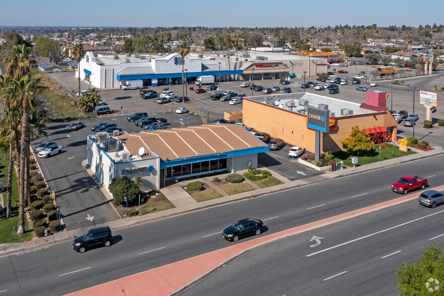 2680 Mount Vernon Ave, Bakersfield, CA à louer - Aérien – Image 2 sur 5