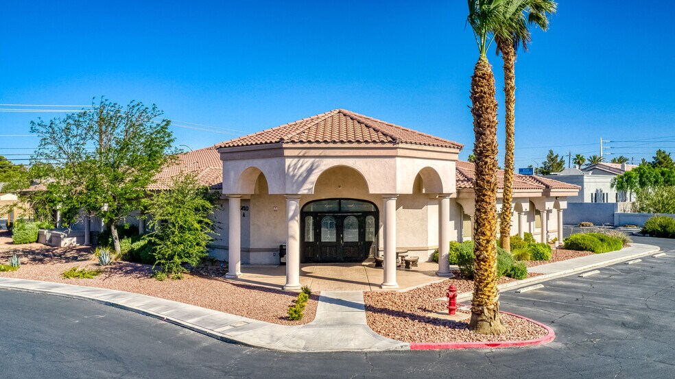 5820 S Pecos Rd, Las Vegas, NV à louer - Photo de l’immeuble – Image 2 sur 10