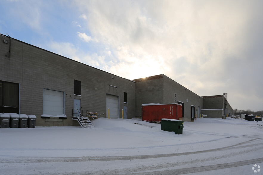 550 Trillium Dr, Kitchener, ON à louer - Photo de l’immeuble – Image 3 sur 4