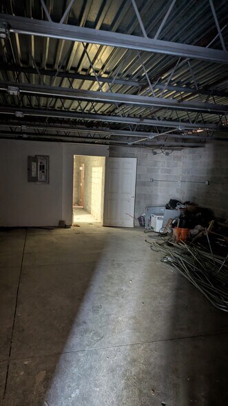 2203-2221 E McNichols Rd, Detroit, MI à louer - Photo de l’immeuble – Image 3 sur 6